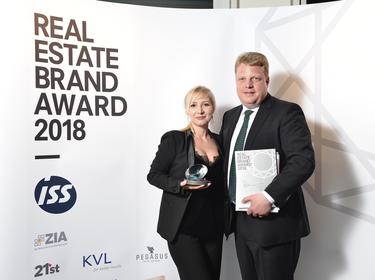 Marta Tęsiorowska and Christian Nickels-Teske represented the Prologis team in accepting the 2018 Real Estate Brand Award.