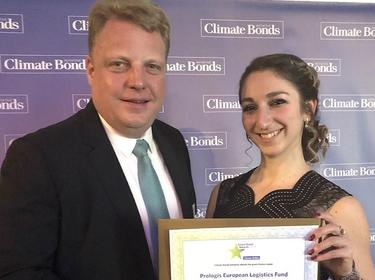 Image of two Prologis employees receiving the certificate of recognition from the Climate Bonds Initiative